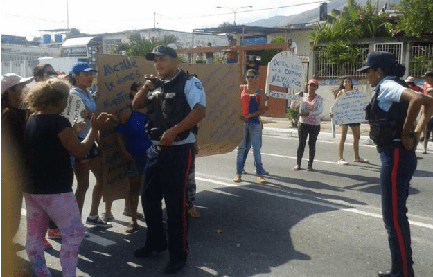 La policía medió con los manifestantes para que no obstaculizaran el tráfico (Foto: Mónica Zsarolyani Canelón / El Pitazo)