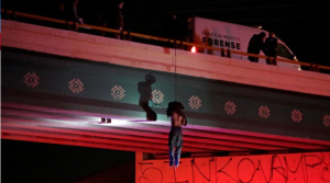 Hallan un cuerpo colgado en un puente de Ciudad Juárez