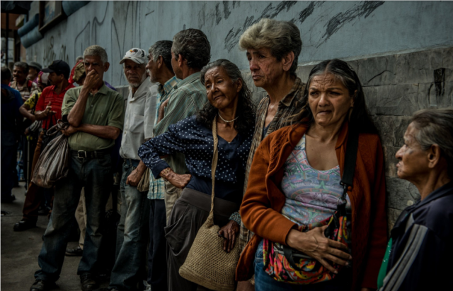 Venezolanos hacen cola para obtener comida gratis en un comedor de beneficencia en Los Teques, al sur de Caracas. Foto: Meridith Kohut para The New York Times