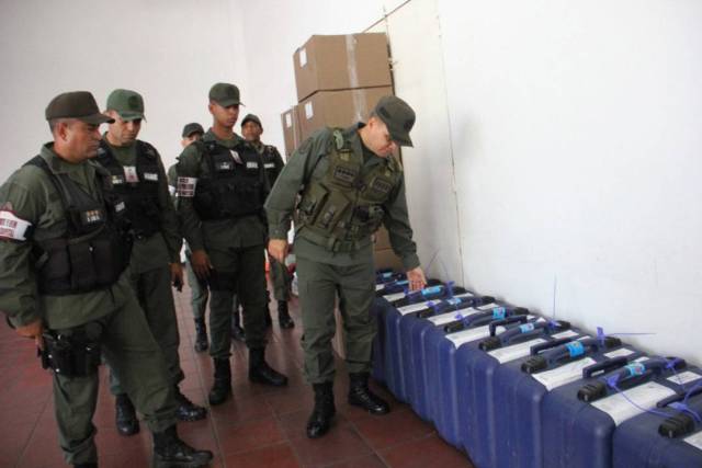 Foto: El ministro de la defensa , Vladimir Padrino Lopéz inspeccionando el despliegue del Plan República en los centros de votación / @PrensaFANB