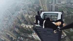 Acróbata de rascacielos grabó su propia muerte mientras hacía ejercicio en un piso 64 (video)