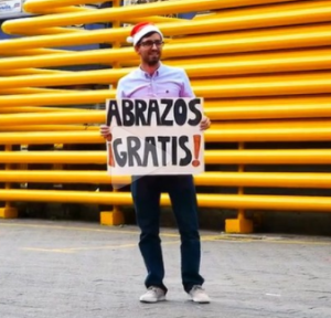 Un venezolano dio abrazos gratis en Caracas y este fue el resultado (Video)