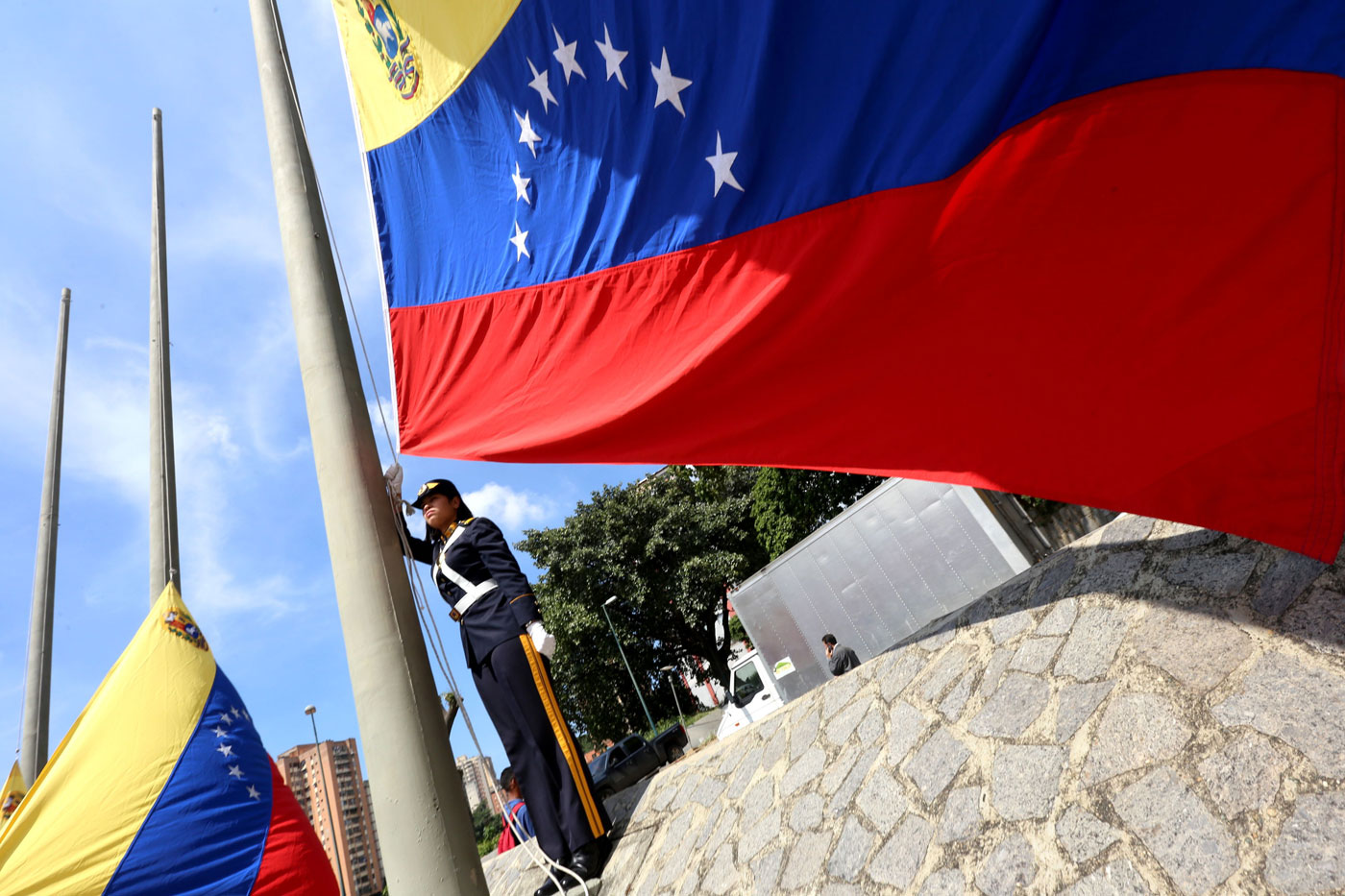 Izada la Bandera al conmemorarse los 187 años de la muerte de Simón Bolívar