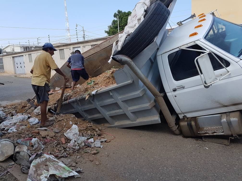 ¡Qué molleja, primo! Mega hueco en Maracaibo se tragó un camión 750 (Foto)