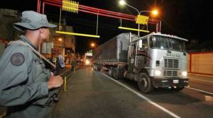 Cerca de 20 camiones cargados de perniles cruzan frontera colombo-venezolana