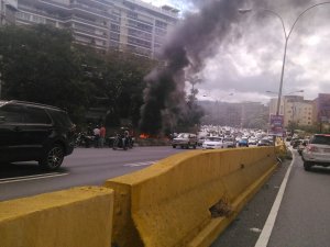 Reportan un incendio en la autopista Prados del Este #26Dic (fotos)