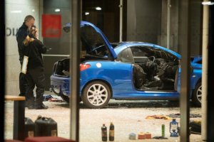 Alemán intenta suicidarse al chocar su carro contra sede del Partido Socialdemócrata