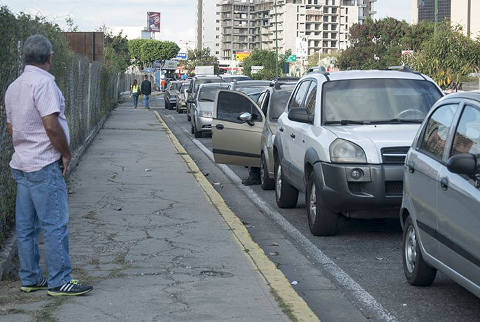 Atraviesan en la calle sus vehículos en protesta  por gasolina en Lara #16Ago (Video)