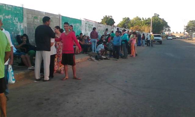 Vecinos del sector Lomas de San Fernando amanecen en cola para comprar un pollo  