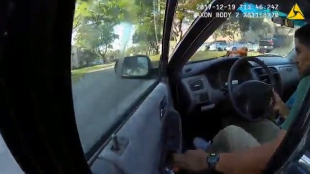 Hombre drogada arrastra a policía en Miami // Foto captura video