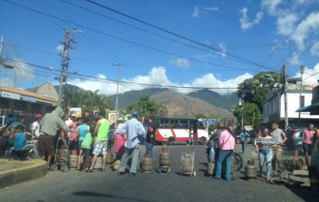 Protestan en Naguanagua por falta de gas // Foto Richard Tineo - El Carabobeño