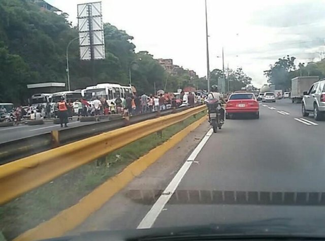 Foto: En la autopista Francisco Fajardo a la altura de Guarenas - Petare protestan por comida / Cortesía 
