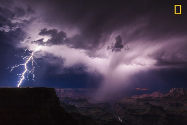 illuminate Tercer premio en la categoria: Paisajes Una tormenta eléctrica de verano desata la ira de los rayos sobre el borde sur del Gran Cañón del Colorado. Foto: Mike Oblinski / National Geographic Nature Photographer of the Year 2017