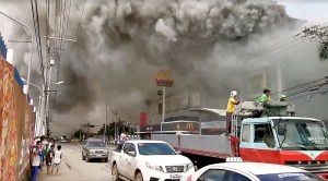 Incendio en centro comercial de Filipinas podría haber dejado al menos 37 muertos (Fotos)