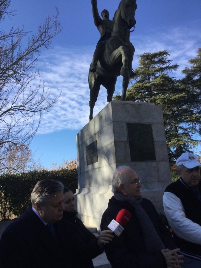 Ledezma y López Gil frente a la estatua del Libertador en Madrid