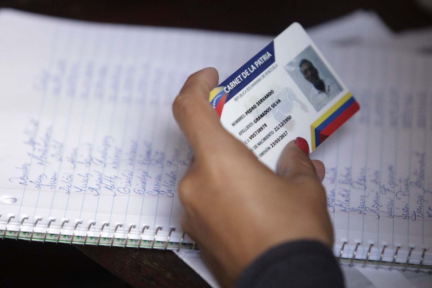 Los beneficios del carnet de la patria con los que Maduro chantajea a los venezolanos