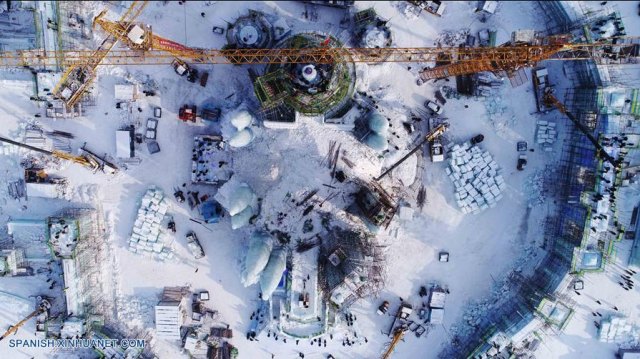 ARBIN, diciembre 11, 2017 (Xinhua) -- Personas trabajan en el Parque del Mundo de Hielo y Nieve en Harbin, capital de la provincia de Heilongjiang, en el noreste de China, el 11 de diciembre de 2017. Más de 2,000 escenarias serán creados con 180 mil metros cúbicos de hielo y 150 mil metros cúbicos de nieve en el 19 Mundo de Hielo y Nieve que se abrirá al público a fines de diciembre. (Xinhua/Wang Jianwei) 