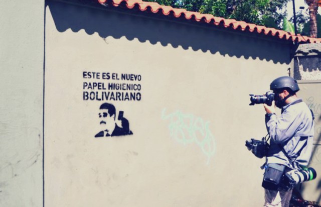 Es habitual ver periodistas usando cascos y máscaras antigas en Venezuela. Fotografía: Marvin Del Cid