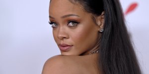 Rihanna casi muestra sus “rihannitas” para promocionar su nueva línea de ropa íntima