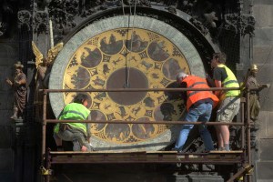 Detienen por seis meses el célebre reloj astronómico de Praga