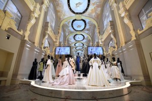 Exposición Christian Dior obtiene récord absoluto en París