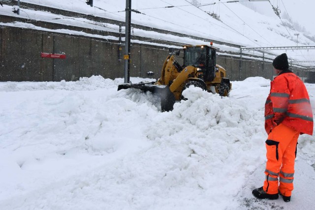 Workers attempt to clear snow from the railway tracks at the Zermatt train station after heavy snowfall trapped more than 13,000 tourists at Zermatt, which is one of Switzerland's most popular ski stations on January 09, 2018. The snow has blocked all roads and the train leading to the resort in the southern Swiss canton of Valais, which was also hit by some power outages. / AFP PHOTO / Mark Ralston