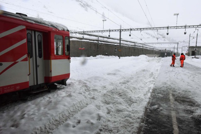 Trains remain blocked by snow on the railway tracks at the Zermatt train station after heavy snowfall and avalanches trapped more than 13,000 tourists at Zermatt, which is one of Switzerland's most popular ski stations on January 09, 2018. The snow has blocked all roads and the train leading to the resort in the southern Swiss canton of Valais, which was also hit by some power outages. / AFP PHOTO / Mark Ralston