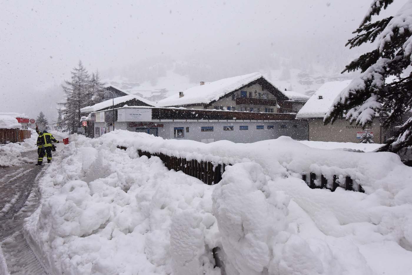 Unos 13 mil turistas bloqueados por la nieve en la estación de esquí suiza de Zermatt (fotos)