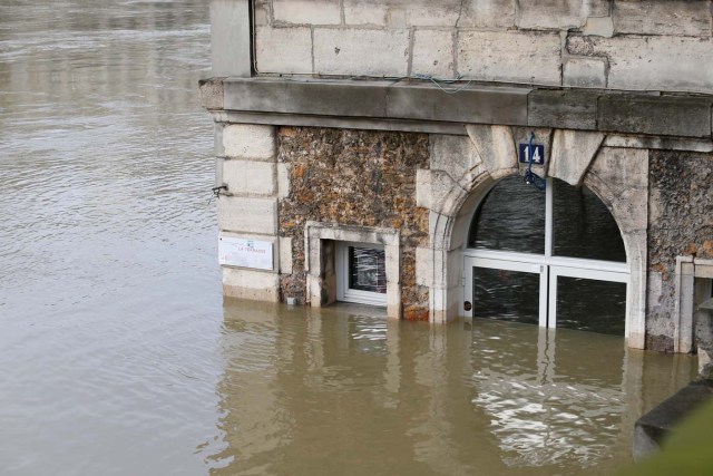 This photo taken on January 28, 2018 shows the cafe 'Les Nautes' in Paris partly immersed in the the water of the Seine river. The swollen Seine rose even higher on January 28, keeping Paris on alert, though forecasters said the flooding should peak by the end of the day. / AFP PHOTO / GEOFFROY VAN DER HASSELT