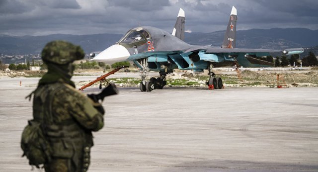 Dos efectivos rusos fallecieron tras un ataque con morteros contra el aeródromo de la base aérea Hmeymim en Siria, informó el Ministerio de Defensa ruso.