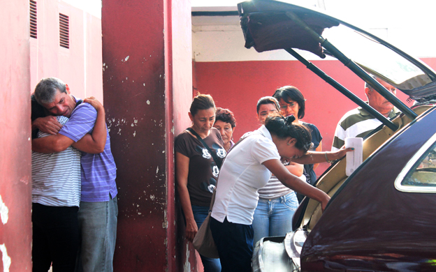 Los familiares de las víctimas aguardaron a las afueras de la morgue forense los resultados de la necropsia. (Foto: Jesuana Ramos)