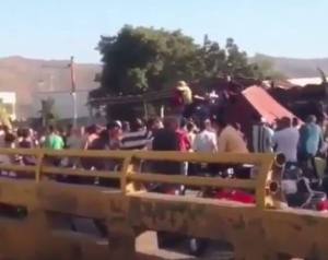 Saquean camión que volcó con 1.600 cajas Clap en Cagua (+Videos)
