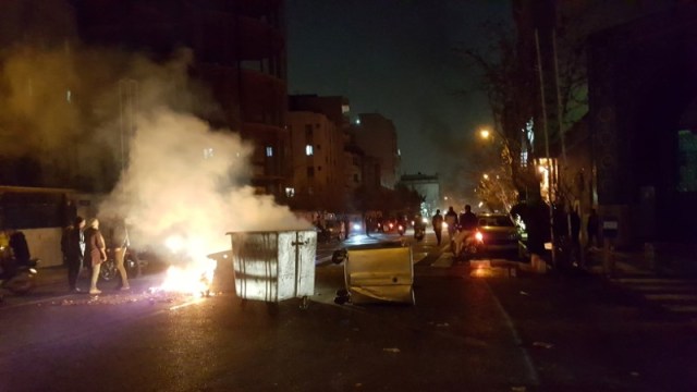 Personas participan en protestas en Teherán, Irán, el 30 de diciembre de 2017 en una imagen obtenida en redes sociales. REUTERS.