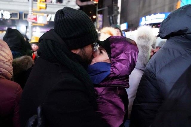 A couple kiss to celebrate New Years in New York City, New York, U.S., January 1, 2018. REUTERS/Carlo Allegri