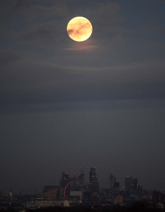 A 'supermoon' full moon is seen rising above the skyline of London, Britain, January 1, 2018. REUTERS/Toby Melville