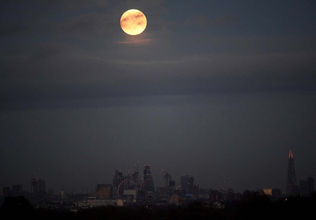 A 'supermoon' full moon is seen rising above the skyline of London, Britain, January 1, 2018. REUTERS/Toby Melville TPX IMAGES OF THE DAY