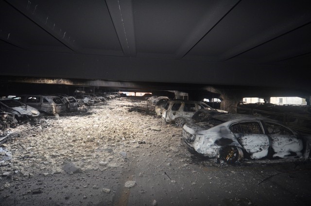 Autos quemados en los restos de un estacionamiento destruido por un incendio, King's Dock, Liverpool, Inglaterra, 1 enero 2018. Merseyside Fire & Rescue Service/Entregada vía REUTERS