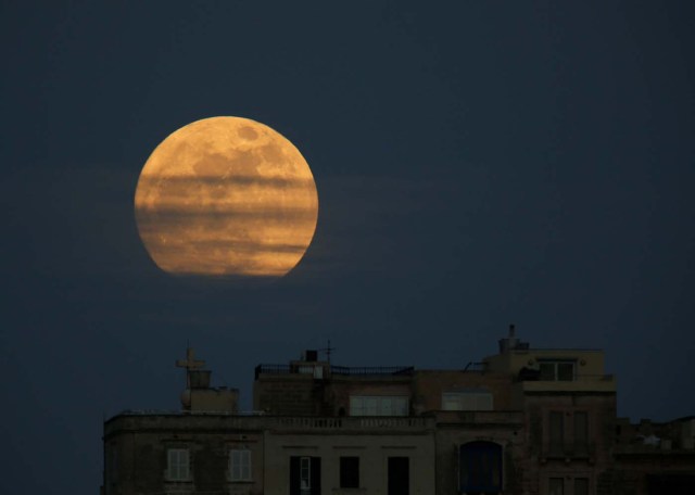 A 'supermoon' full moon is seen rising in Pieta, Malta, January 1, 2018. REUTERS/Darrin Zammit Lupi