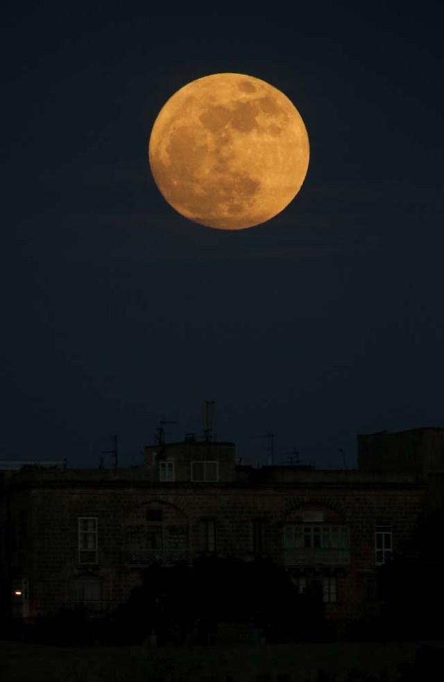 A 'supermoon' full moon is seen rising in Pieta, Malta, January 1, 2018. REUTERS/Darrin Zammit Lupi