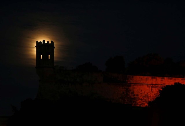 A 'supermoon' full moon rises behind the guard tower on the 17th century San Salvatore Bastion in Pieta, Malta, January 1, 2018. REUTERS/Darrin Zammit Lupi