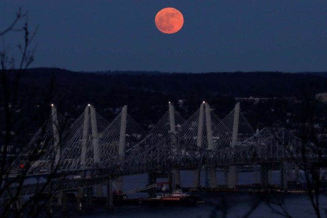 A 'supermoon' full moon is seen above the Hudson River and the Mario M. Cuomo Bridge from Nyack, New York, U.S., January 1, 2018. REUTERS/Mike Segar