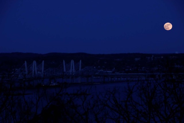 A 'supermoon' full moon is seen above the Hudson River and the Mario M. Cuomo Bridge from Nyack, New York, U.S., January 1, 2018. REUTERS/Mike Segar