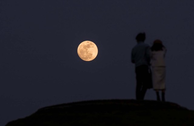 The supermoon is seen rising in Xiamen, Fujian province, China January 1, 2018. Picture taken January 1, 2018. REUTERS/Stringer ATTENTION EDITORS - THIS IMAGE WAS PROVIDED BY A THIRD PARTY. CHINA OUT.