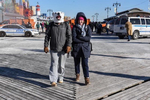 Una persona vestida como un oso polar camina en el paseo en la playa de Coney Island en Brooklyn, Ciudad de Nueva York, Estados Unidos, 1 de enero de 2018. REUTERS/Stephanie Keith