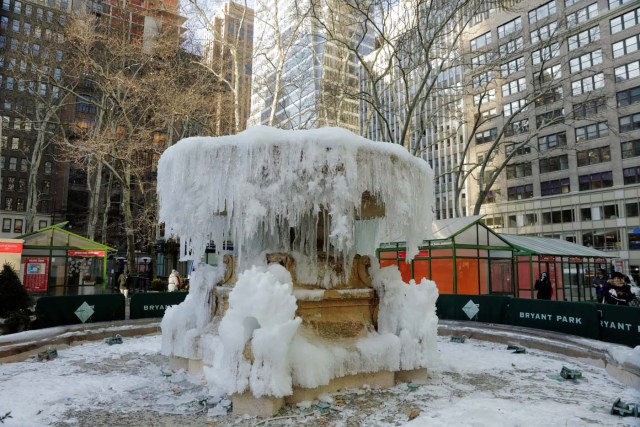 Peatones se detienen a mirar la fuente congelada Josephine Shaw Lowell Memorial en Nueva York, Enero 3, 2018. REUTERS/Lucas Jackson