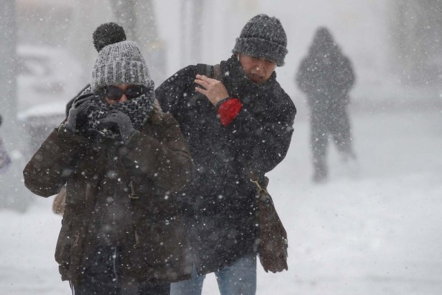 People struggle against wind and snow during a snowstorm in the Brooklyn borough of New York City, U.S., January 4, 2018. REUTERS/Brendan McDermid