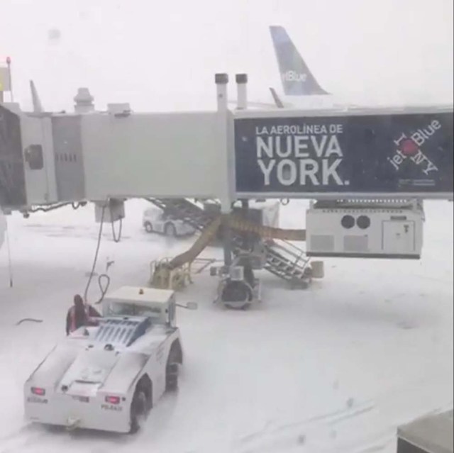 Staff work on the John F. Kennedy International Airport apron during a snow storm, in Queens, New York, U.S. in this still image taken from a January 4, 2018 social media video. Max Host via REUTERS THIS IMAGE HAS BEEN SUPPLIED BY A THIRD PARTY. MANDATORY CREDIT.NO RESALES. NO ARCHIVES