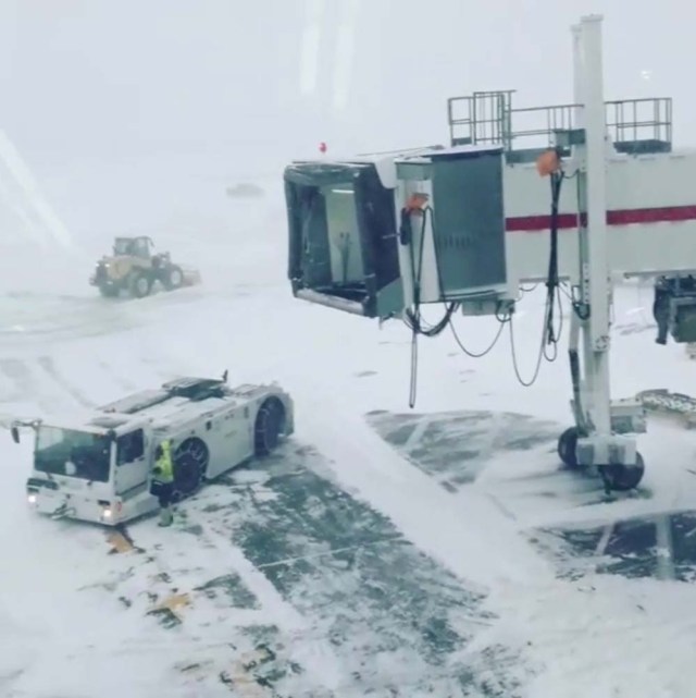 Staff work on the John F. Kennedy International Airport apron during a snow storm, in Queens, New York, U.S. in this still image taken from a January 4, 2018 social media video. @KTANNELEE1981 via REUTERS THIS IMAGE HAS BEEN SUPPLIED BY A THIRD PARTY. MANDATORY CREDIT.NO RESALES. NO ARCHIVES