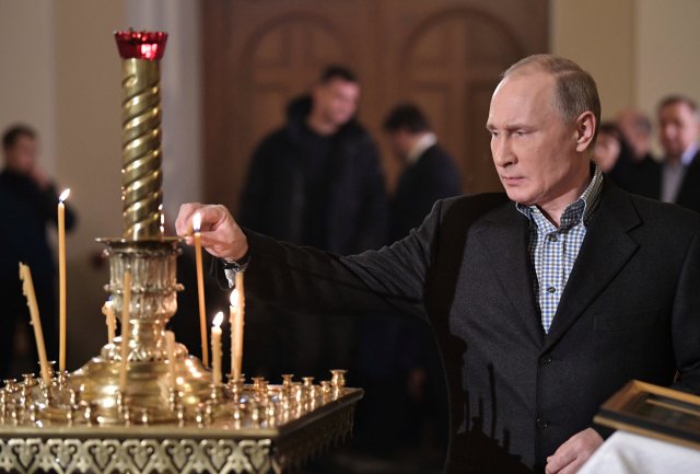 Russian President Vladimir Putin attends a service on Orthodox Christmas at the Church of Saints Simeon and Anna in St. Petersburg, Russia January, 7 2018. Sputnik/Alexei Nikolsky/Kremlin via REUTERS ATTENTION EDITORS - THIS IMAGE WAS PROVIDED BY A THIRD PARTY.