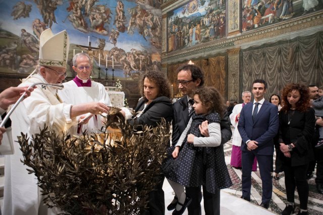 Pope Francis baptises an infant during a solemn mass in the Sistine Chapel at the Vatican January 7, 2018. Osservatore Romano/Handout via REUTERS ATTENTION EDITORS - THIS IMAGE WAS PROVIDED BY A THIRD PARTY.